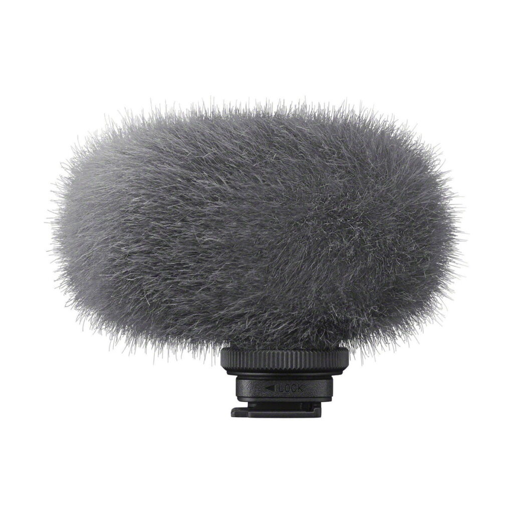 sony_ecm-g1_02 Harmaa, pörröinen tuulisuoja peittää Sony ECM-G1Z -langaton mikrofoni, kompakti mikrofoni, jossa on musta kiinnitysalusta, kuvassa eristettynä valkoisella pohjalla.