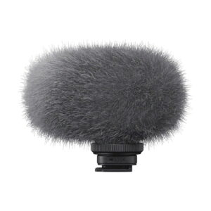 sony_ecm-g1_02 Harmaa, pörröinen tuulisuoja peittää Sony ECM-G1Z -langaton mikrofoni, kompakti mikrofoni, jossa on musta kiinnitysalusta, kuvassa eristettynä valkoisella pohjalla.