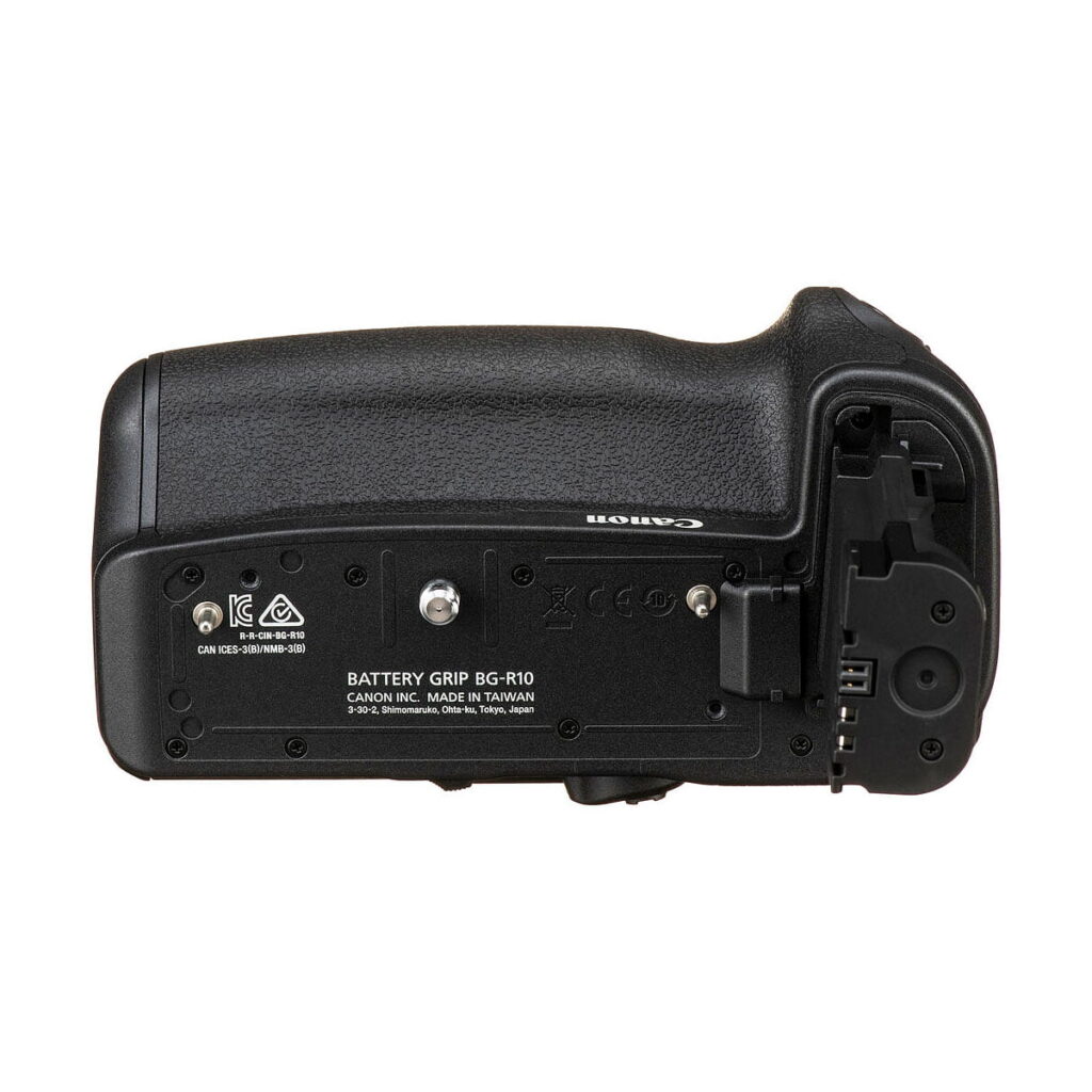 Canon_BG-R10_battery_grip_003 Canon BG-R10 - Akkukahva on esitetty alhaalta, ja siinä korostuvat sen kuvioitu kahva, akkulokero, kiinnitysruuvi ja liitäntäkoskettimet.