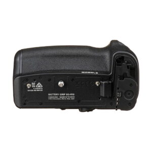 Canon_BG-R10_battery_grip_003 Canon BG-R10 - Akkukahva on esitetty alhaalta, ja siinä korostuvat sen kuvioitu kahva, akkulokero, kiinnitysruuvi ja liitäntäkoskettimet.