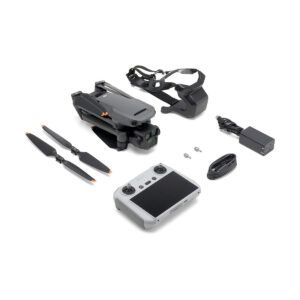 DJI_Mavic_3_Pro_002 Mustan värinen DJI Mavic 3 Pro + DJI RC Ohjain -lennokki näkyy taitettuna kameran, kuulokkeiden, kahden potkurinlavan, ruuvien, harmaalla näytöllä varustetun kauko-ohjaimen, virtalähteen ja latauskaapelin kanssa valkoisella pohjalla.