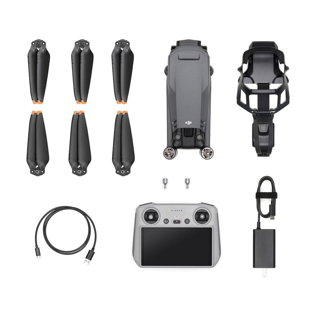 DJI_Mavic_3_Pro_003 DJI Mavic 3 Pro + DJI RC Ohjain -lennokkipakkaus, jossa on kokoontaitettu lennokki, kuusi potkuria, kaukosäädin, kaksi ohjainta, USB-C-latauskaapeli, virtalähde ja potkurin suojus siististi järjestettynä valkoiselle taustalle.