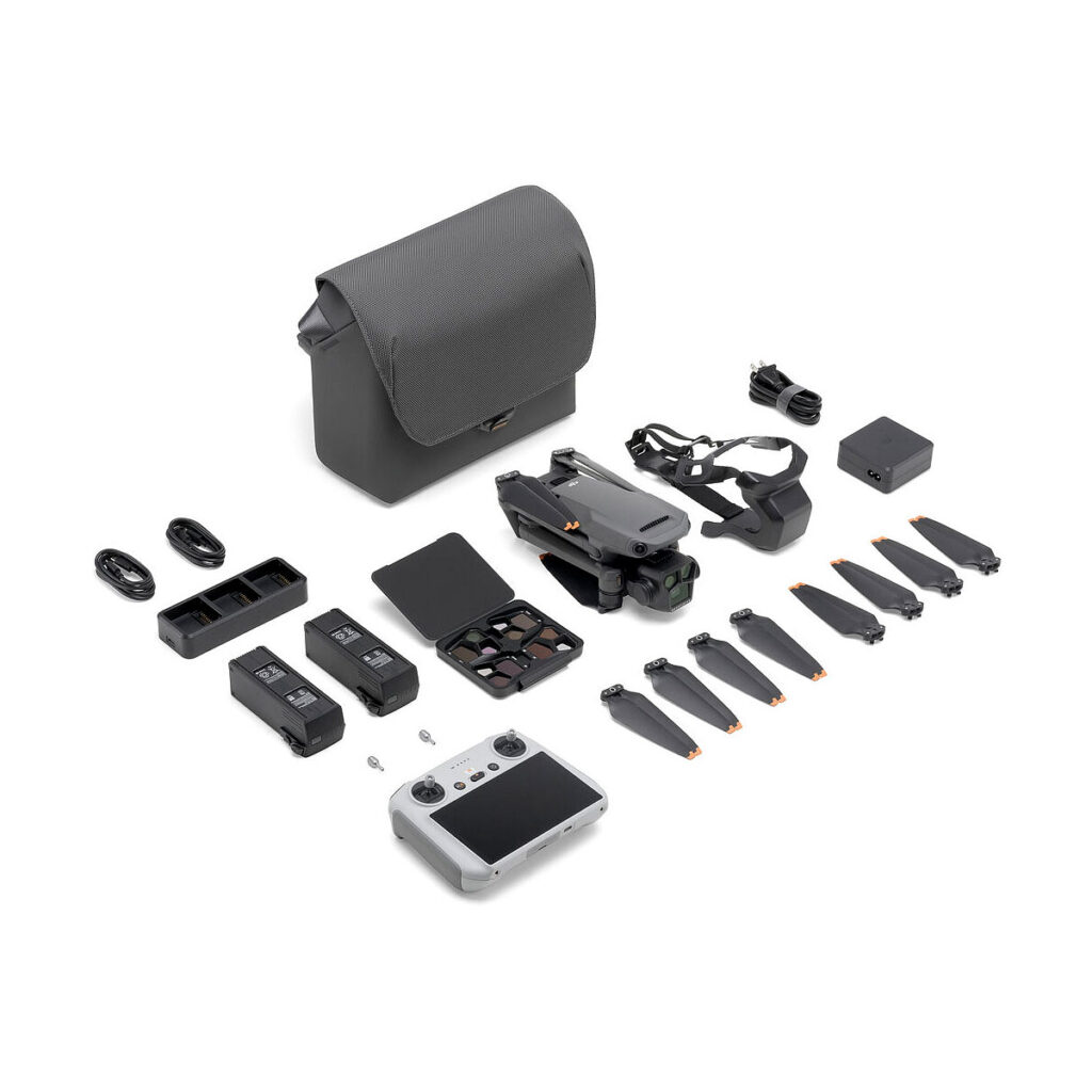 DJI_Mavic_3_Pro_Fly_More_Combo_001 DJI Mavic 3 Pro + DJI RC Ohjain + Fly More Combo sisältää kokoontaitetun lennokin, kauko-ohjaimen, potkurit, akut, latauskeskittimen, kaapelit, ND-suodattimet, virtalähteen, ylimääräiset tikut ja harmaan kantolaukun, joka on esillä valkoisella pinnalla.