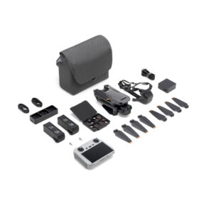 DJI_Mavic_3_Pro_Fly_More_Combo_001 DJI Mavic 3 Pro + DJI RC Ohjain + Fly More Combo sisältää kokoontaitetun lennokin, kauko-ohjaimen, potkurit, akut, latauskeskittimen, kaapelit, ND-suodattimet, virtalähteen, ylimääräiset tikut ja harmaan kantolaukun, joka on esillä valkoisella pinnalla.