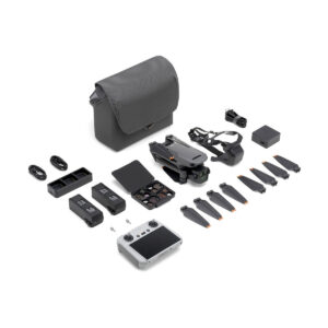 DJI_Mavic_3_Pro_Fly_More_Combo_001 DJI Mavic 3 Pro + DJI RC Ohjain + Fly More Combo sisältää kokoontaitetun lennokin, kauko-ohjaimen, potkurit, akut, latauskeskittimen, kaapelit, ND-suodattimet, virtalähteen, ylimääräiset tikut ja harmaan kantolaukun, joka on esillä valkoisella pinnalla.