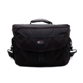 Lowepro Nova 200 AW-2 Käytetty Lowepro Nova 200 AW musta kameralaukku, jossa on etuläppä, yläkahva, sivuhihnat ja näkyvä logo. Tukeva muotoilu ihanteellinen kameravarusteiden kuljettamiseen.