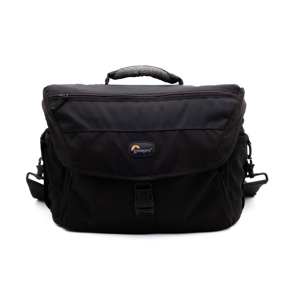 Lowepro Nova 200 AW-2 Käytetty Lowepro Nova 200 AW musta kameralaukku, jossa on etuläppä, yläkahva, sivuhihnat ja näkyvä logo. Tukeva muotoilu ihanteellinen kameravarusteiden kuljettamiseen.