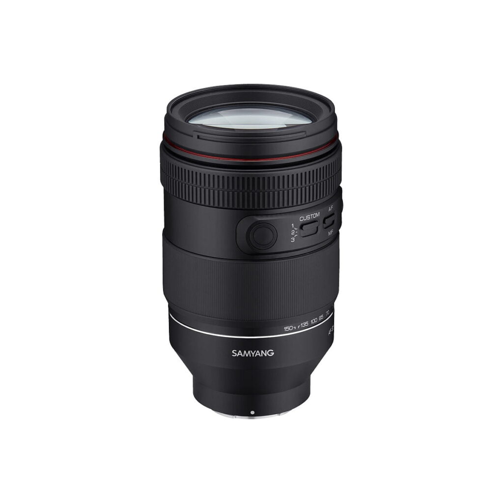 Samyang_AF_35-150mm_F2-2_8_Sony_002 Musta Samyang AF 35-150mm F2-2.8 - Sony FE -kameran objektiivi seisoo pystyasennossa valkoisella taustalla, ja siinä on tarkennusrengas, mukautettu kytkin ja valkoinen bränditeksti pohjan lähellä.