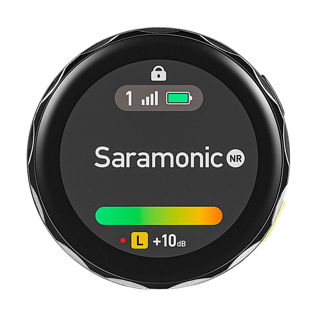 Saramonic_Blink_ME_B2_009 Saramonic BlinkMe B2 -langaton mikrofonijärjestelmä -lähettimen näytön lähikuvassa näkyvät signaalin voimakkuus, akun varaustaso, kohinanvaimennustila, keltainen L-ilmaisin ja äänen vahvistus +10 dB:n tasolla.
