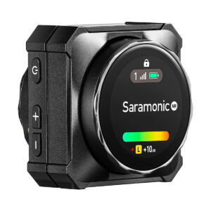 Saramonic_Blink_ME_B2_012 Saramonic BlinkMe B2 -langaton mikrofonijärjestelmä lähikuvassa näkyy sen näyttö, jossa on akku- ja ääni-indikaattorit, virta- ja äänenvoimakkuuspainikkeet sivulla sekä tyylikäs musta, kompakti muotoilu.