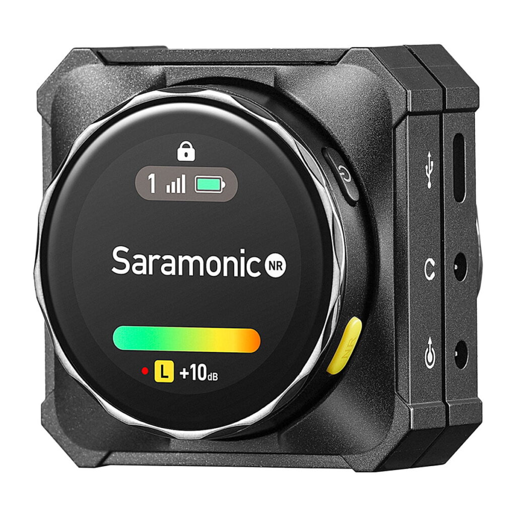 Saramonic_Blink_ME_B2_013 Lähikuva mustasta Saramonic BlinkMe B2 -langaton mikrofonijärjestelmä -lähettimestä, jossa on pyöreä näyttö, jossa näkyy signaalin voimakkuus, akun varaustaso ja äänenvoimakkuus, ja jossa on näkyvät ohjauspainikkeet ja tuloliitännät sivulla.