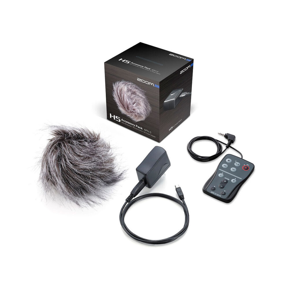 Zoom_APH-5 Zoom APH-5 - Varustepaketti H5 Tallentimelle sisältää karvaisen tuulisuojan, virtalähteen, USB-kaapelin, kaukosäätimen ja tuotepakkauksen valkoisella pohjalla.