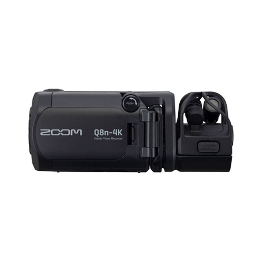 Zoom_Q8n-4k_002 Musta Zoom Q8n-4K -videotallennin, jossa on ulos käännettävä näyttö ja sisäänrakennetut mikrofonit, sivulta kuvattuna, jossa näkyy mallin nimi ja mikrofonijärjestely.