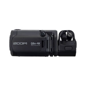 Zoom_Q8n-4k_002 Musta Zoom Q8n-4K -videotallennin, jossa on ulos käännettävä näyttö ja sisäänrakennetut mikrofonit, sivulta kuvattuna, jossa näkyy mallin nimi ja mikrofonijärjestely.