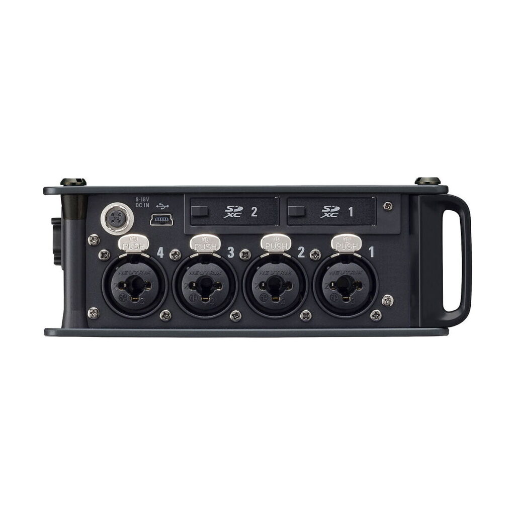 Zoom_f8nPro_005 Zoom F8n Pro 8-sisääntulon / 10 raidan moniraitaisen kenttätallentimen etupuolella on neljä XLR/TRS-kombiliitäntää, SD-korttipaikat 1 ja 2, virtapainike, USB-portti ja oikeanpuoleinen kahva.