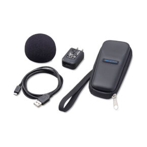 Zoom SPH-1n - Varustepaketti H1 Tallentimelle sisältää mustan vaahtomuovisen tuulisuojan, USB-kaapelin, seinäadapterin ja mustan vetoketjullisen kantolaukun, jossa on rannehihna valkoisella pohjalla.