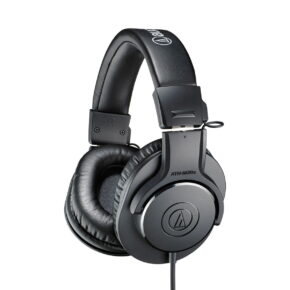 ath_m20x Mustissa ATH-M20x over-ear-kuulokkeissa on pehmustetut korvatyynyt, pehmustettu pääpanta, Audio-Technica-logo korvakupeissa ja kelattu kaapeli.
