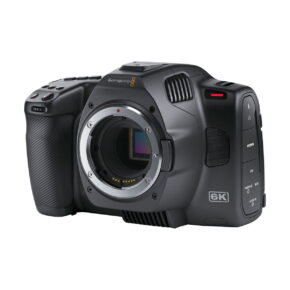 blackmagic6k_g2_01 BLACKMAGIC Pocket Cinema Camera 6K G2 -kameraa näytetään ilman objektiivia, jolloin sensori ja objektiivin kiinnitys ovat näkyvissä sen mustassa rungossa, jossa on erilaisia painikkeita ja portteja.