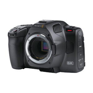 blackmagic6k_g2_01 BLACKMAGIC Pocket Cinema Camera 6K G2 -kameraa näytetään ilman objektiivia, jolloin sensori ja objektiivin kiinnitys ovat näkyvissä sen mustassa rungossa, jossa on erilaisia painikkeita ja portteja.