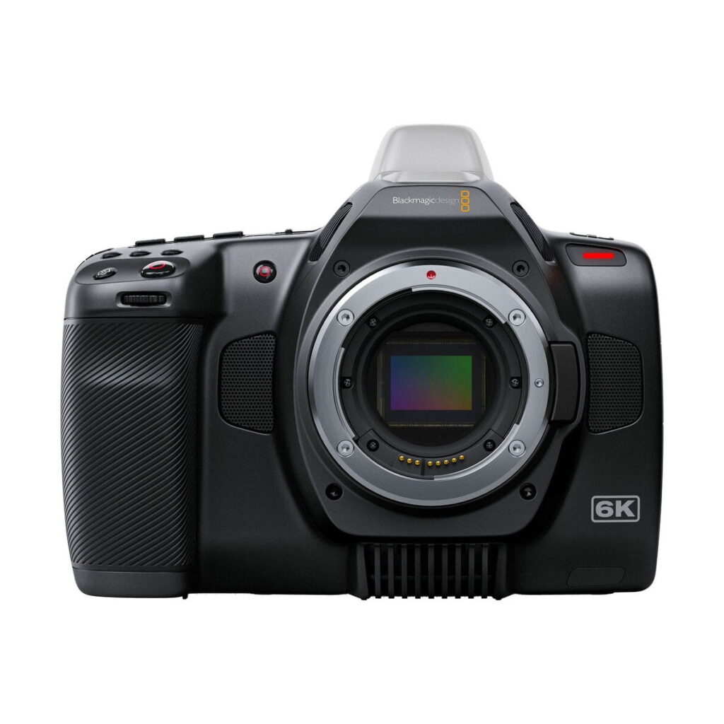 blackmagic6k_g2_02 BLACKMAGIC Pocket Cinema Camera 6K G2:n etukuva, jossa kameran runko ilman objektiivia ja objektiivin kiinnikkeessä näkyvä sensori.