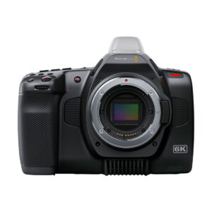 blackmagic6k_g2_02 BLACKMAGIC Pocket Cinema Camera 6K G2:n etukuva, jossa kameran runko ilman objektiivia ja objektiivin kiinnikkeessä näkyvä sensori.