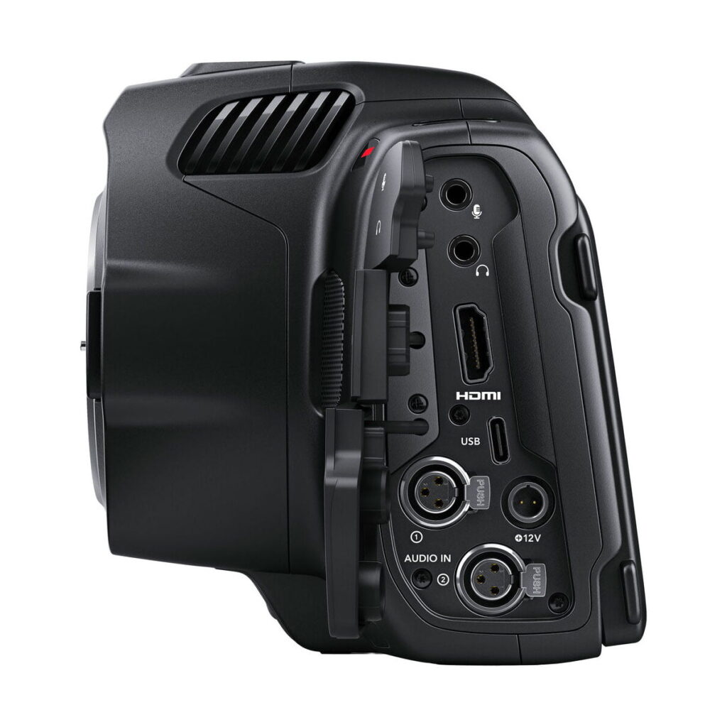blackmagic6k_g2_04 BLACKMAGIC Pocket Cinema Camera 6K G2:n sivukuva, jossa on HDMI-, USB-, kuuloke- ja mikrofoniliitännät, kaksi XLR-audiotuloa ja 12 V:n virtatulo.