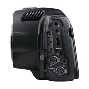blackmagic6k_g2_04 BLACKMAGIC Pocket Cinema Camera 6K G2:n sivukuva, jossa on HDMI-, USB-, kuuloke- ja mikrofoniliitännät, kaksi XLR-audiotuloa ja 12 V:n virtatulo.