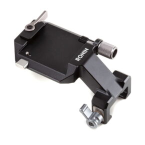 dji_ronin_vertical DJI Ronin Vertical Camera Mount on musta metallinen kiinnike, jossa on säätönupit ja -vivut ja jossa on merkintä RONIN ja joka on suunniteltu kameran vakautuslaitteille, kuvassa valkoisella pohjalla.