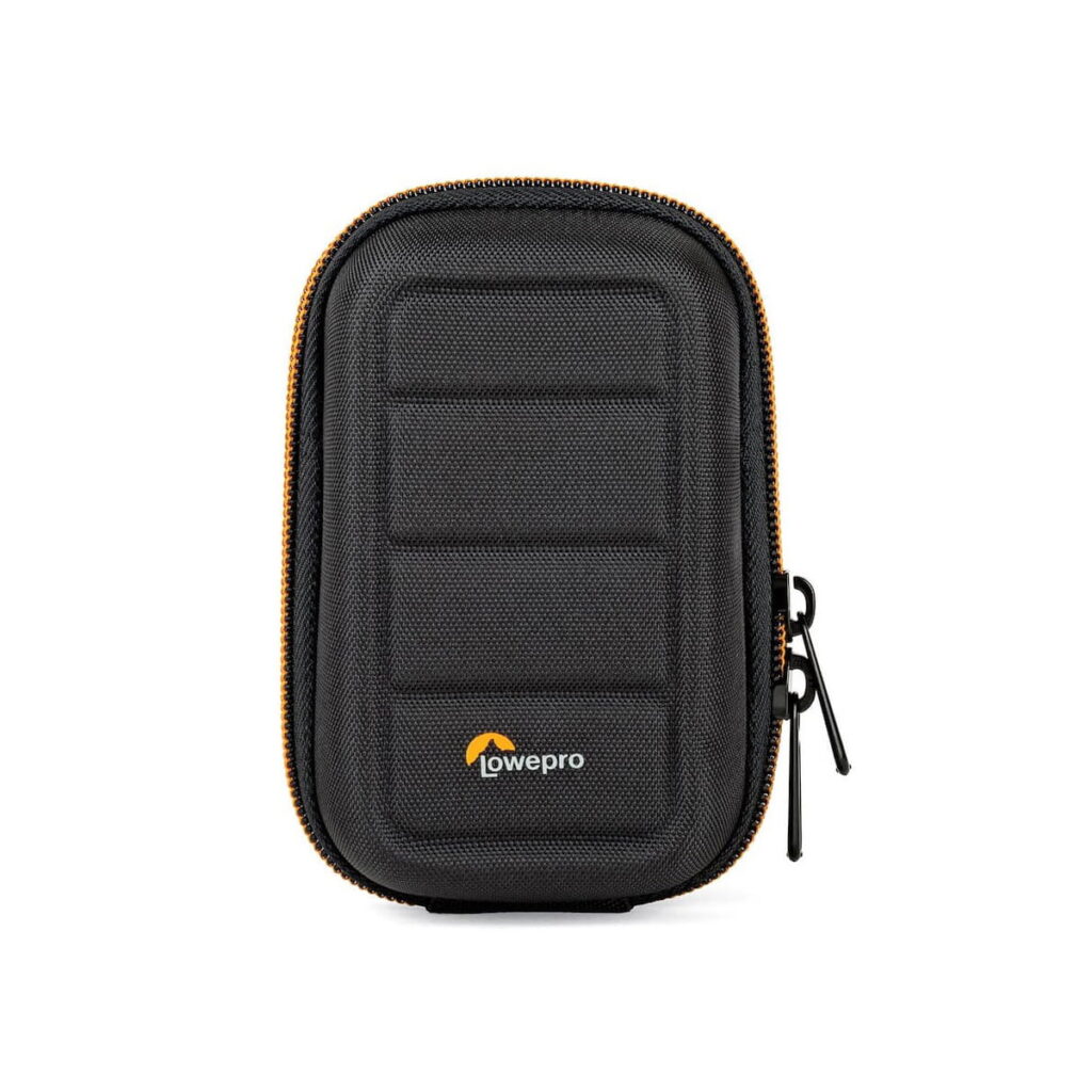 hardside_cs_20_02 Lowepro Hardside CS 20 on kompakti, suorakaiteen muotoinen musta kova laukku, jossa on oranssi reunus, kuvioitu pinta ja kaksi vetoketjun vetoketjuvetoketjua valkoisella pohjalla.