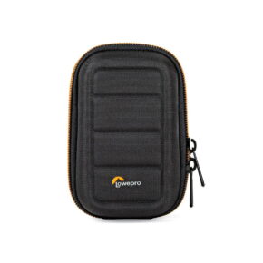 hardside_cs_20_02 Lowepro Hardside CS 20 on kompakti, suorakaiteen muotoinen musta kova laukku, jossa on oranssi reunus, kuvioitu pinta ja kaksi vetoketjun vetoketjuvetoketjua valkoisella pohjalla.