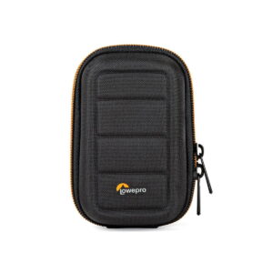hardside_cs_20_02 Lowepro Hardside CS 20 on kompakti, suorakaiteen muotoinen musta kova laukku, jossa on oranssi reunus, kuvioitu pinta ja kaksi vetoketjun vetoketjuvetoketjua valkoisella pohjalla.