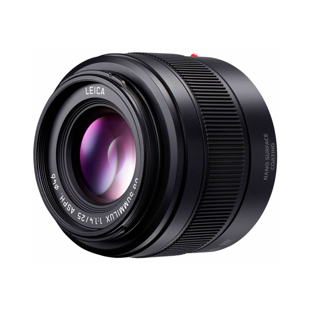 leica_25mm Lähikuva Panasonic Lumix DG Summilux 25mm f/1.4 -objektiivista (Demotuote, sis. ALV24%) - Käytetty, jossa näkyvät lasielementit, reunassa oleva määrittelyteksti sekä kuvioidut tarkennus- ja aukkorenkaat.