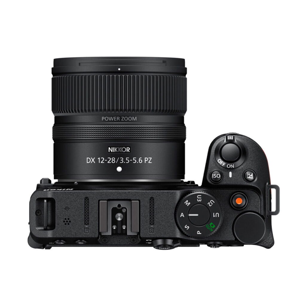 nikkor_z_12-28mm_01 Mustan Nikon-kameran ylhäältä katsottuna Nikon Nikkor Z DX 12-28mm f/3.5-5.6 PZ VR -objektiivi kiinnitettynä, jossa kameran säätimet, toimintatilan valitsin ja virtakytkin näkyvät selvästi.
