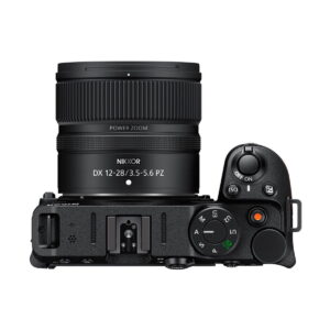 nikkor_z_12-28mm_01 Mustan Nikon-kameran ylhäältä katsottuna Nikon Nikkor Z DX 12-28mm f/3.5-5.6 PZ VR -objektiivi kiinnitettynä, jossa kameran säätimet, toimintatilan valitsin ja virtakytkin näkyvät selvästi.