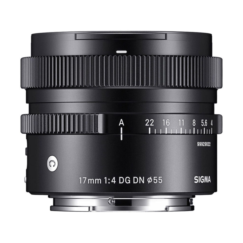 sigma_17mm_dg_dn_01 Sigma 17mm f/4 DG DN Contemporary -objektiivi (Sony), musta, jossa on tarkennusrengas ja aukkorenkaat, mallimerkinnät ja Sigma-logo valkoisella pohjalla.