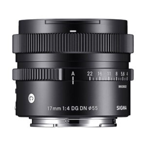 sigma_17mm_dg_dn_01 Sigma 17mm f/4 DG DN Contemporary -objektiivi (Sony), musta, jossa on tarkennusrengas ja aukkorenkaat, mallimerkinnät ja Sigma-logo valkoisella pohjalla.
