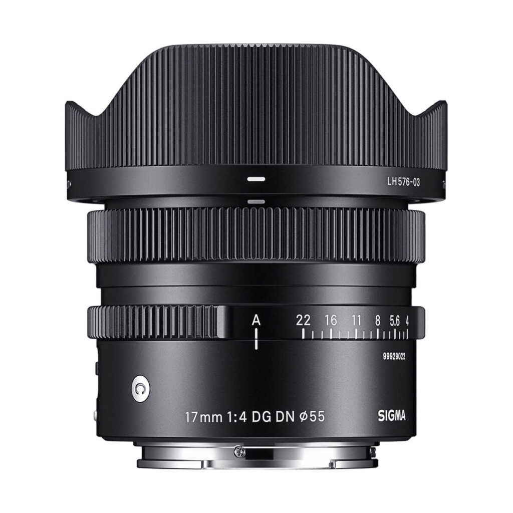 sigma_17mm_dg_dn_02 Sigma 17mm f/4 DG DN Contemporary -objektiivi (Sony), sivulta kuvattuna ja huppu kiinnitettynä; mustassa tynnyrissä on aukkorengas, tarkennusrengas ja kaiverrettu polttoväli- ja aukkomerkintä.