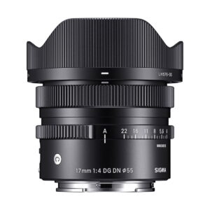 sigma_17mm_dg_dn_02 Sigma 17mm f/4 DG DN Contemporary -objektiivi (Sony), sivulta kuvattuna ja huppu kiinnitettynä; mustassa tynnyrissä on aukkorengas, tarkennusrengas ja kaiverrettu polttoväli- ja aukkomerkintä.