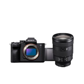 sony_a7iv_24-105mm Sony A7 IV -kameran runko, josta on irrotettu Sony FE 24-105mm f/4 OSS -objektiivi, jolloin kameran kenno ja ulosvedettävä LCD-näyttö paljastuvat, kun taas objektiivi on pystyssä kameran vieressä.