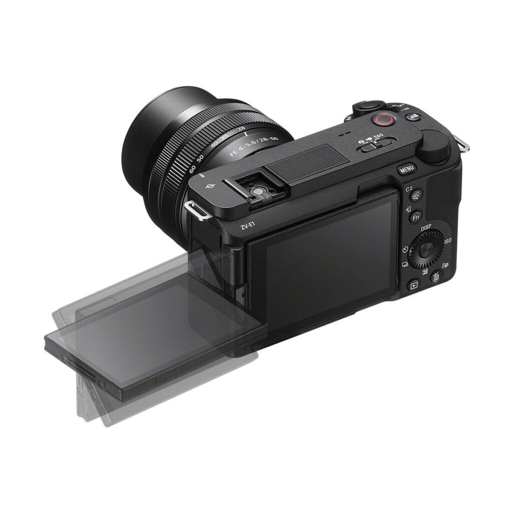 sony_zv-e1_01 Sony ZV-E1 -järjestelmäkamera (200€ käteispalautus) näkyy takaa LCD-näyttö osittain saranalla ulos käännettynä, mikä osoittaa sen kallistus- ja kääntötoiminnot.