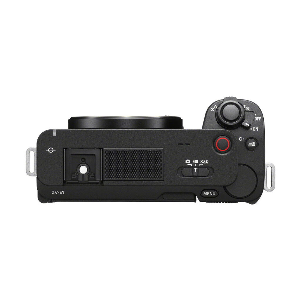 sony_zv-e1_02 Sony ZV-E1 -järjestelmäkameran yläkuvassa - 200€ Cashback näkyy musta runko, jossa on painikkeita, valintakiekkoja, tilakytkin, näkyvä objektiivin kiinnitys keskellä ja mallinimi ZV-E1 alhaalla vasemmalla.