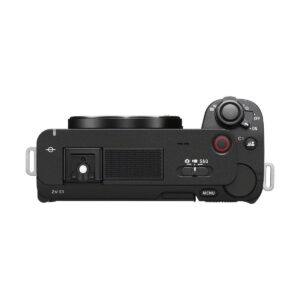 sony_zv-e1_02 Sony ZV-E1 -järjestelmäkameran yläkuvassa - 200€ Cashback näkyy musta runko, jossa on painikkeita, valintakiekkoja, tilakytkin, näkyvä objektiivin kiinnitys keskellä ja mallinimi ZV-E1 alhaalla vasemmalla.