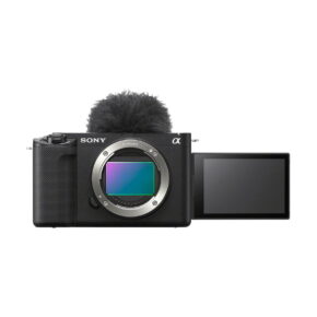 sony_zv-e1_04 Sony ZV-E1 -järjestelmäkamerassa on näkyvä kuvakenno, karvapeitteinen mikrofonin tuulisuoja päällä ja oikealla puolella oleva ulos käännetty LCD-näyttö valkoista taustaa vasten.