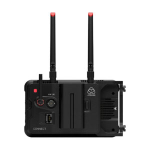 Atomos_Connect_001 Musta ATOMOS Connect -laite, jossa on kaksi antennia, useita portteja ja painikkeita sekä akkupaikka, näkyy valkoista taustaa vasten.