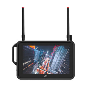 Atomos_Shogun_Connect_001 ATOMOS Shogun Connect on kannettava näyttö, jossa on kaksi antennia, ja siinä on musta runko ja sivukahva. Se näyttää korkeakulmaisen yöllisen kaupunkimaiseman, joka on täynnä korkeita rakennuksia ja kirkkaita valoja.