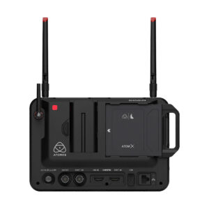 Atomos_Shogun_Connect_002 Mustan ATOMOS Shogun Connectin takanäkymässä näkyy kaksi antennia, asennettu akku, erilaisia tulo- ja lähtöportteja sekä SD-korttipaikka valkoisella taustalla.