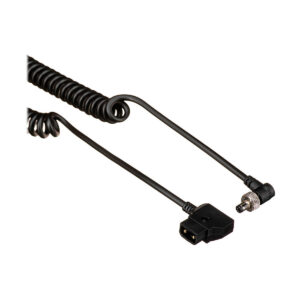 Atomos_cable_000 ATOMOS D-Tap to DC Locked connector Barrel Coiled Cable, jossa on D-Tap toisessa päässä ja suorakulmainen metallinen ruuviholkki toisessa päässä, suunniteltu Battery Eliminatoriin ja kaikkiin tallentimiin. Kuvattu valkoista taustaa vasten.