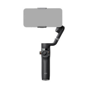 DJI_Osmo_Mobile_6_001 Älypuhelin istuu mustalla DJI Osmo Mobile 6 -gimbaali kännykälle -käsivakain vakaajalla valkoista taustaa vasten. Kahvassa on näkyvissä useita ohjauspainikkeita.