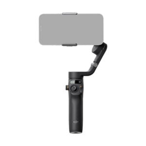 DJI_Osmo_Mobile_6_001 Älypuhelin istuu mustalla DJI Osmo Mobile 6 -gimbaali kännykälle -käsivakain vakaajalla valkoista taustaa vasten. Kahvassa on näkyvissä useita ohjauspainikkeita.