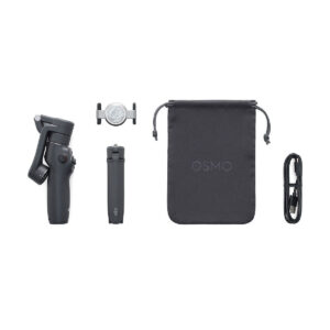 DJI_Osmo_Mobile_6_002 DJI Osmo Mobile 6 -gimbaali kännykälle -pakkaus sisältää mustan taitetun gimbaalin, jalustakiinnityksen, puhelimen pidikkeen, OSMO-merkityn kiristysnauhapussin ja USB-latauskaapelin, jotka kaikki näkyvät valkoisella pohjalla.
